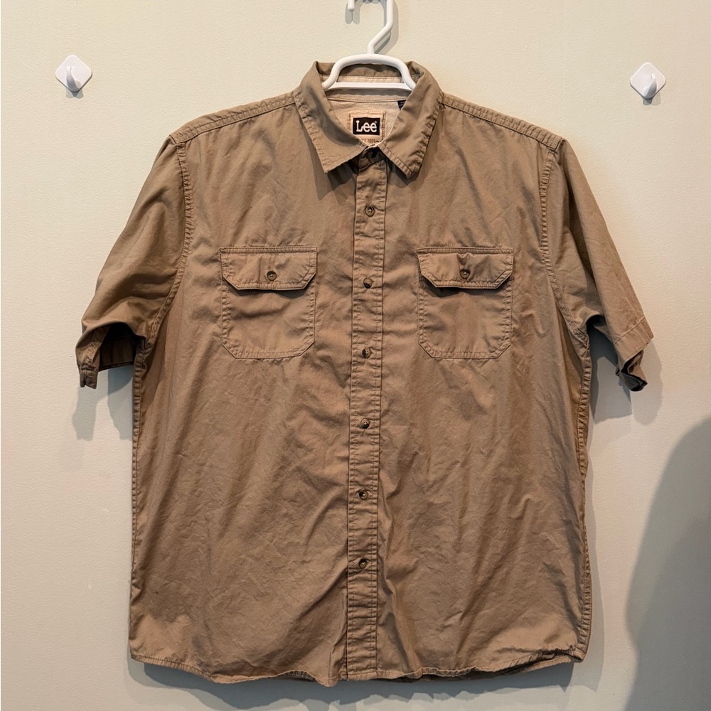 Lee Men's Short-Sleeve Button-Up Shirt in Tan